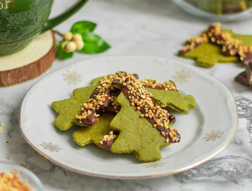 Božični matcha piškoti (jelke)